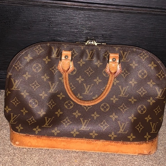 Louis Vuitton Alma Handbag - Picture 3 of 15